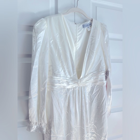 Ieena for‎ Mac Duggal Long Sleeve Ruched Plunging Neck Satin Jumpsuit - Picture 5 of 9